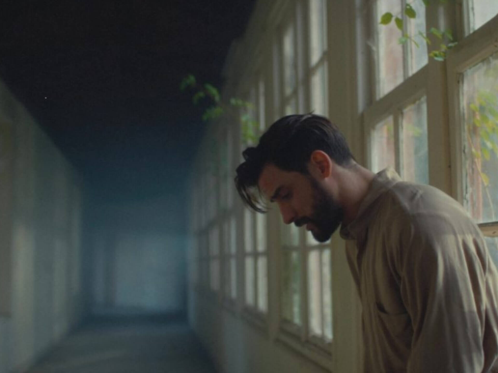 “Είσαι της κόλασης φωτιά / Ή το νερό το άγιο / Είσαι το χθες που με πονά / Ή ένα καλύτερο αύριο / Είσαι της κόλασης φωτιά / Ή το νερό το άγιο / Είσαι το χθες που με πονά / Πες μου τι είσαι τελικά”