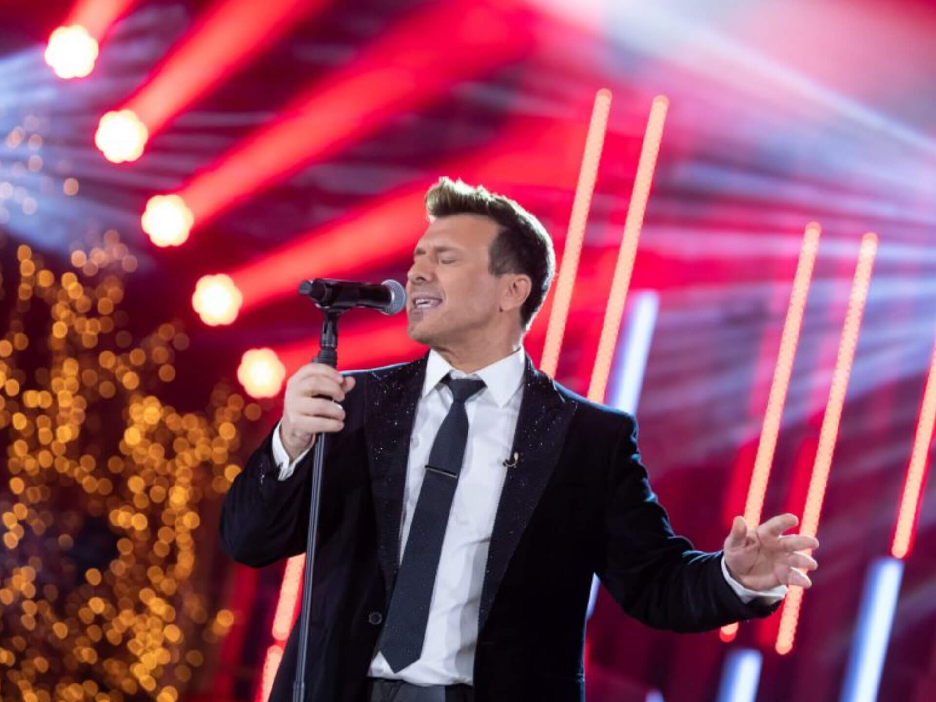 Αγαπημένοι καλλιτέχνες, τραγουδιστές και συνθέτες, παρουσιάζουν τα τραγούδια που έχουν «αφήσει ιστορία» αλλά και τις μεγαλύτερες σύγχρονες επιτυχίες σε πρώτη μετάδοση.