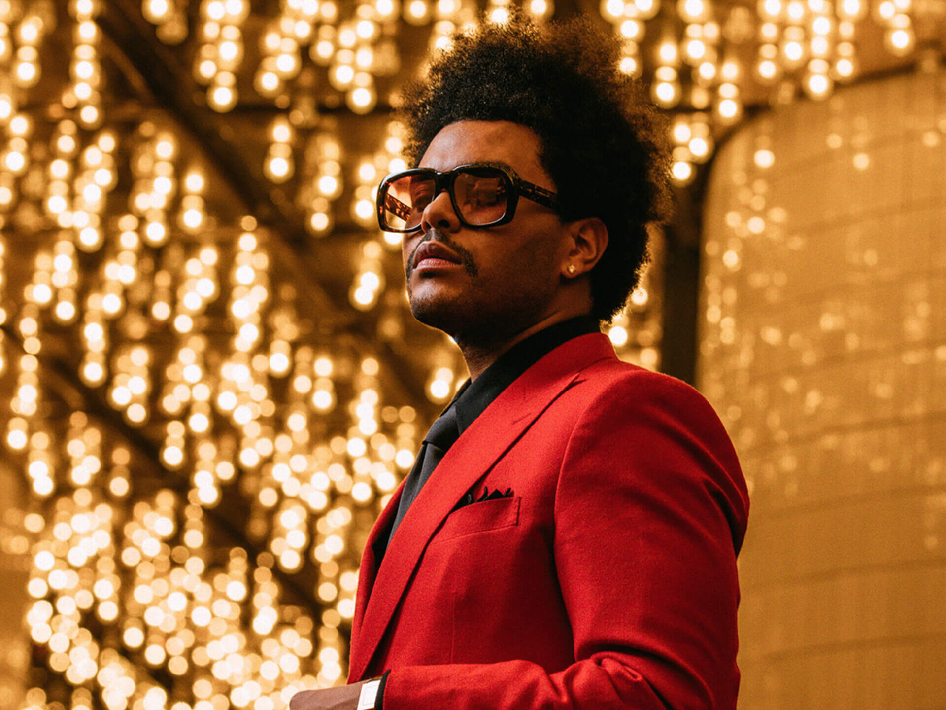 The Weeknd παίζει το "Blinding Lights" στη σκηνή