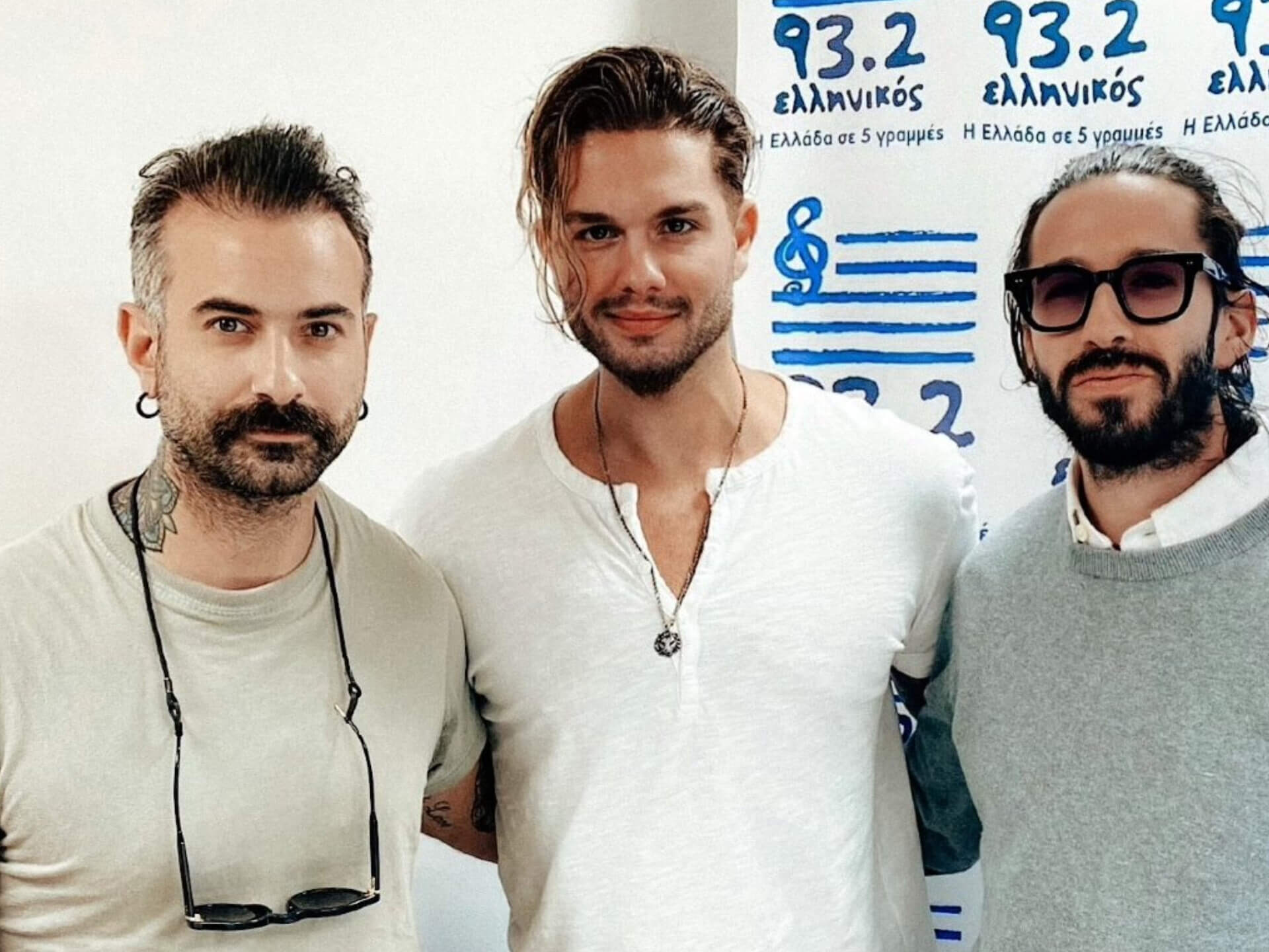 Μέλη του συγκροτήματος Melisses στη σκηνή κατά τη διάρκεια μιας συναυλίας, με ένα μέλος να λείπει καθώς ανακοίνωσαν την αποχώρησή του από το συγκρότημα"