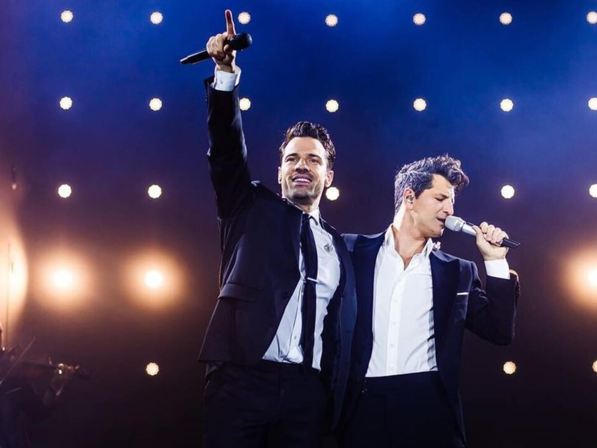 Ο Σάκης Ρουβάς και ο Κωνσταντίνος Αργυρός στην πρεμιέρα του νέου τους βίντεο κλιπ για το "ΣΟΚ"