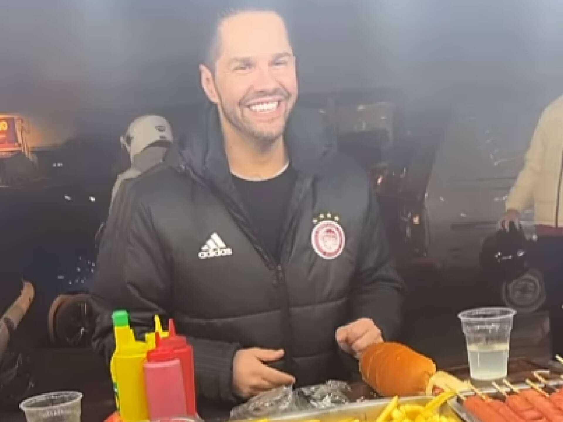 Γιώργος Τσαλίκης ως πωλητής hot dogs