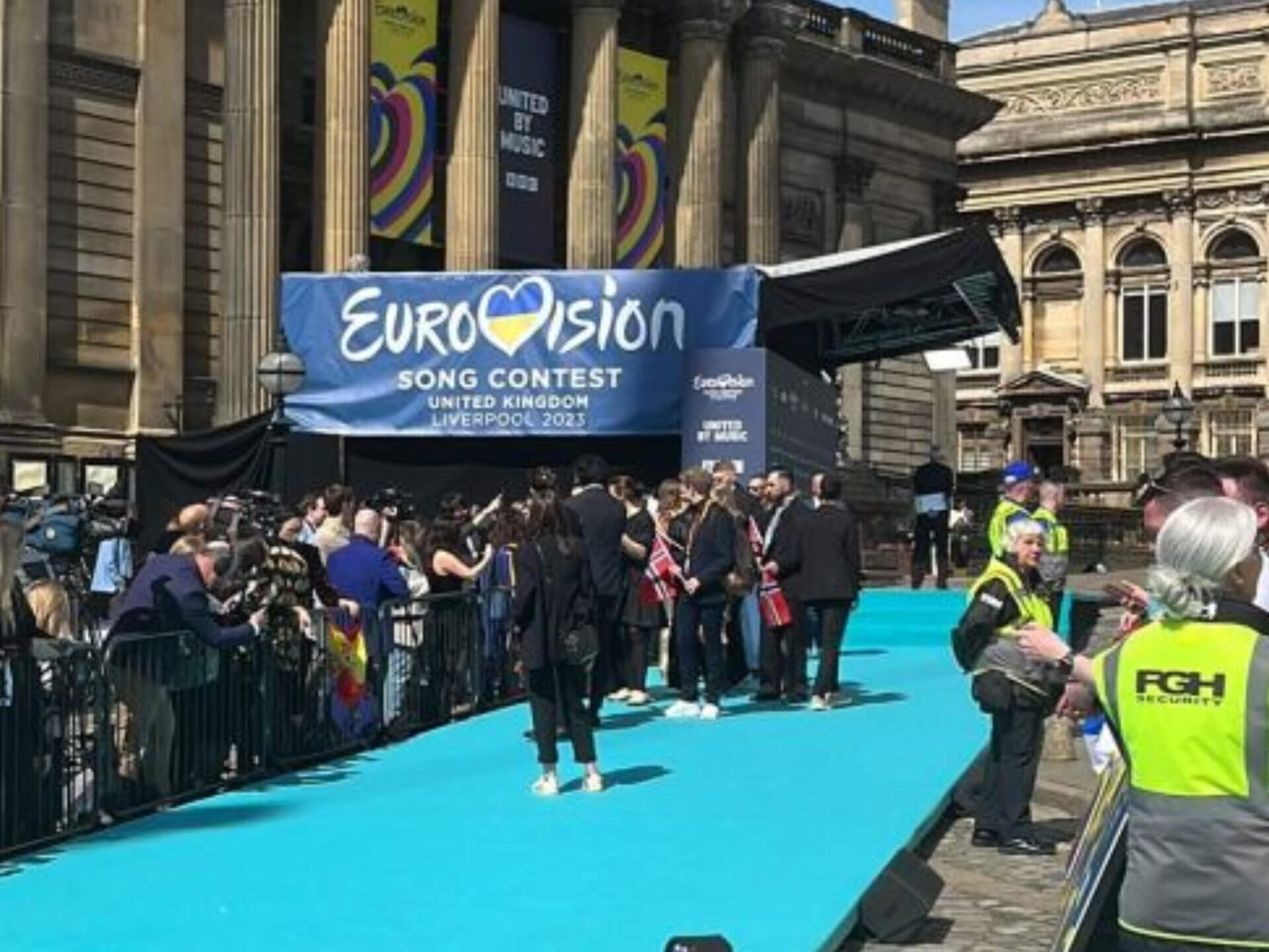 Andrew Lambrou και Victorστο τιρκουάζ χαλί της Eurovision 2023