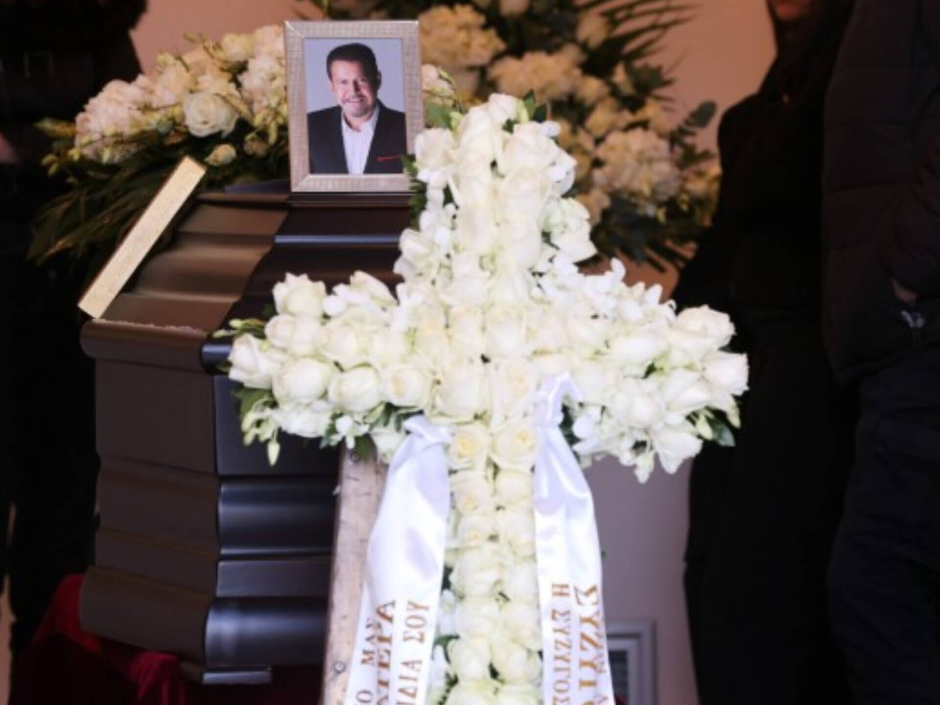 Κηδεία Χάρη Κωστόπουλου: LIVE Όλα όσα έγιναν στην κηδεία του στην Γλυφάδα