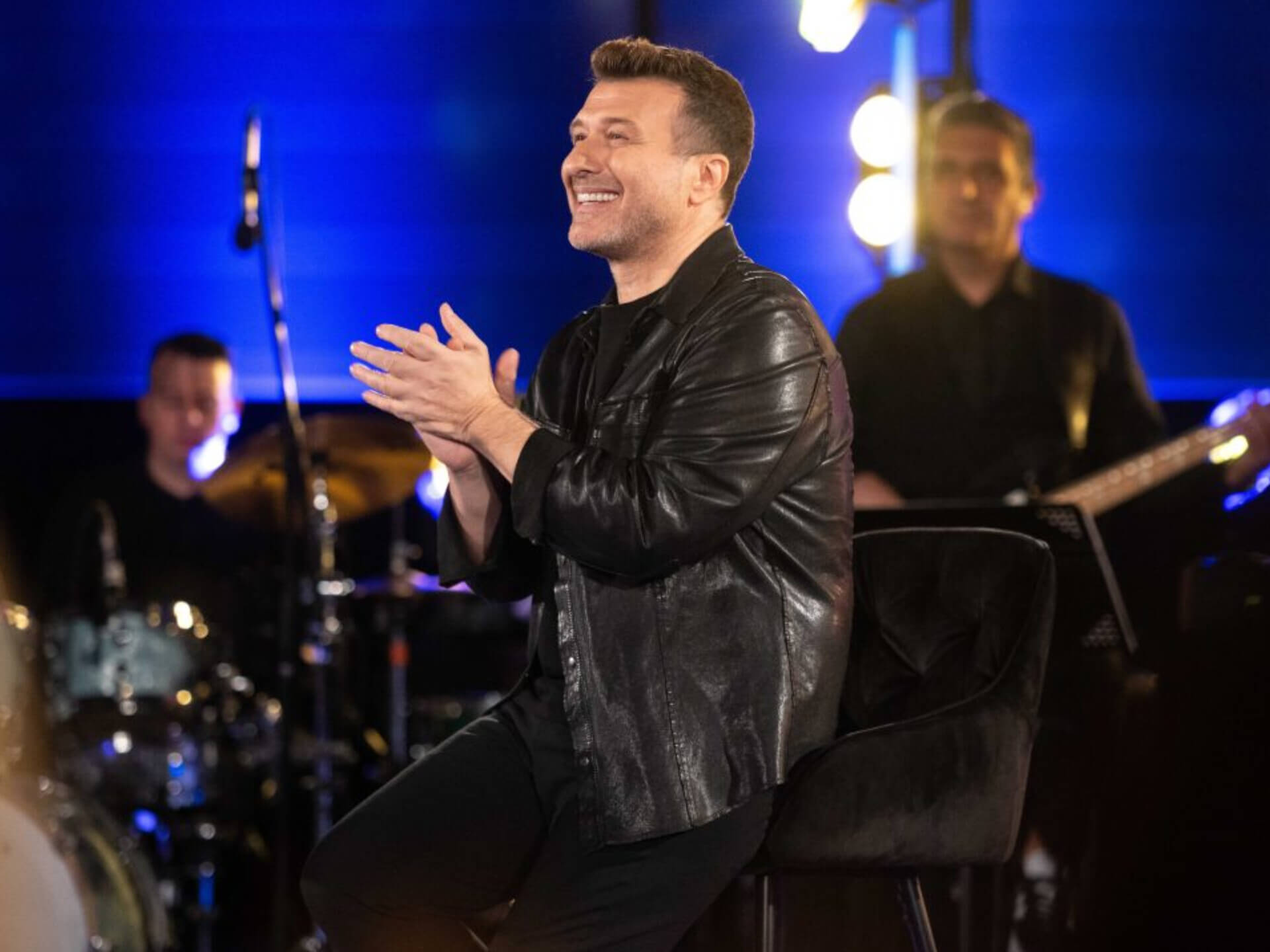 Γιάννης Πλούταρχος Πέφτει η νύχτα με … ΡΥΘΜΟ